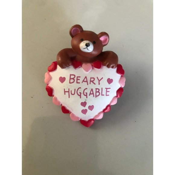 Vintage Fun World PIN Valentines BEAR Brown BEARY HUGGABLE 1980s Holiday Brooch - Picture 1 of 3